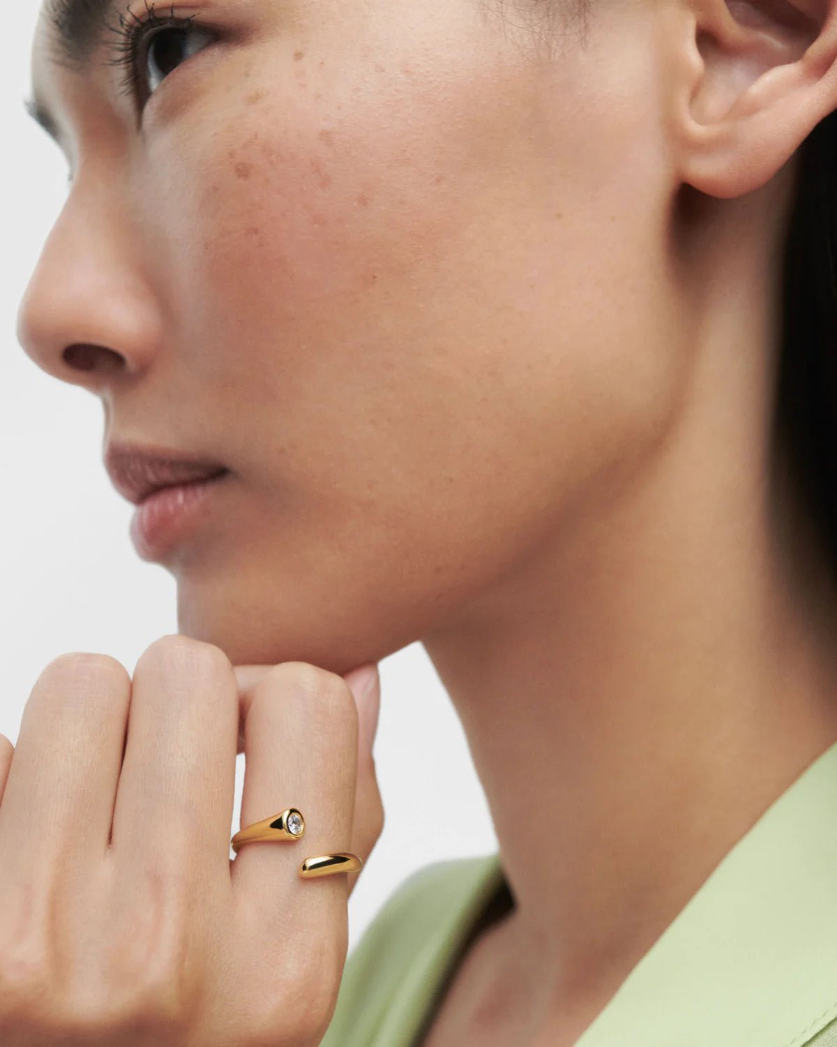 Anillo abierto Caramelle — Plata de ley con baño de oro y circonita blanca — ROUCLÊ Maison Contemporaine