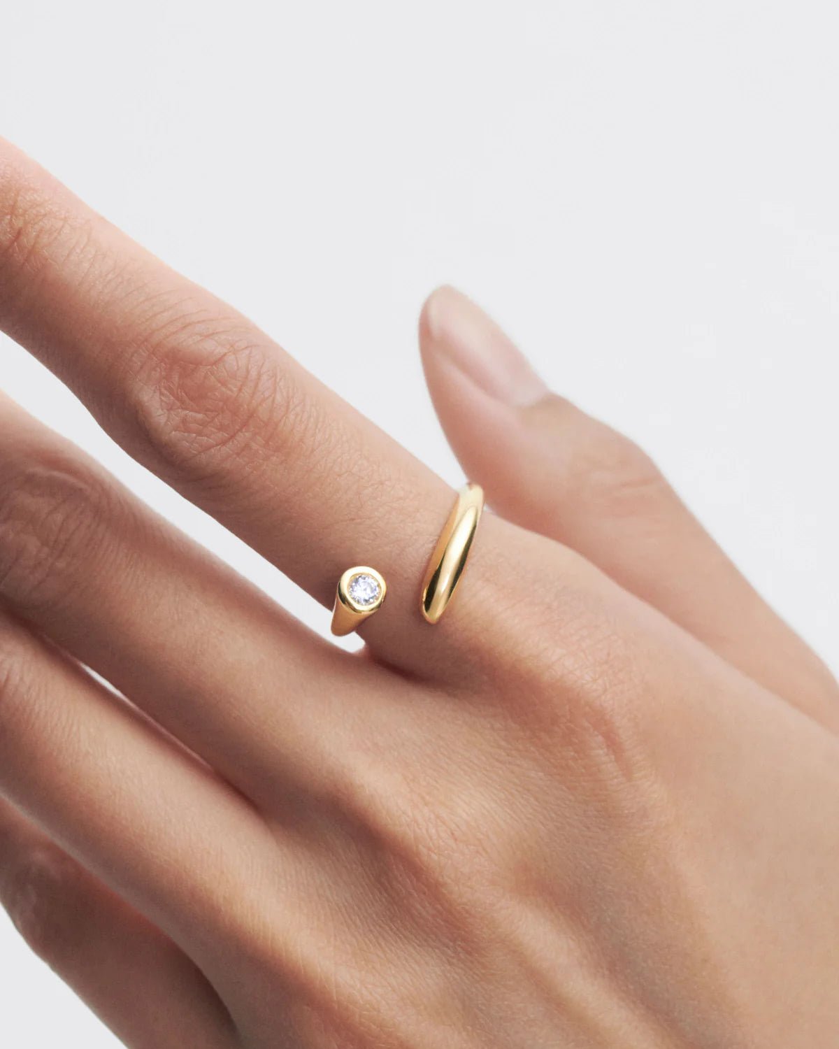 Anillo abierto Caramelle — Plata de ley con baño de oro y circonita blanca — ROUCLÊ Maison Contemporaine