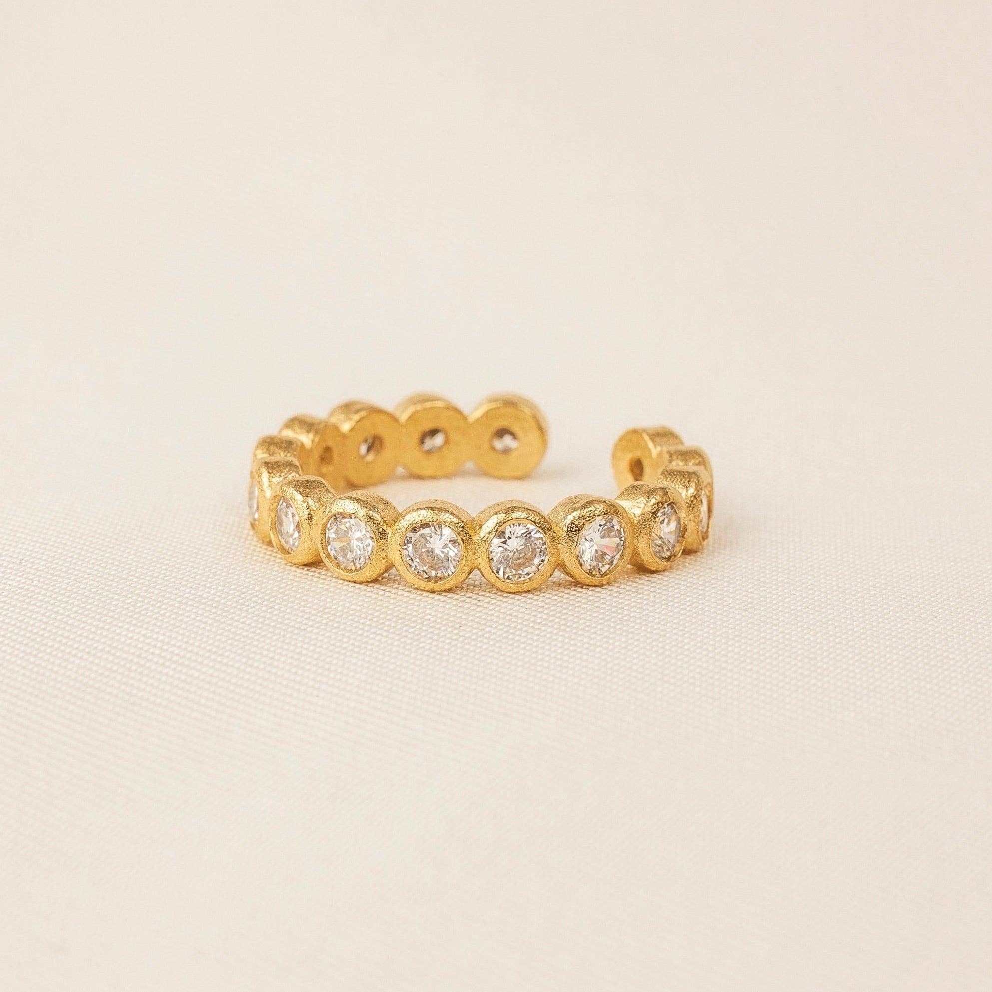 Anillo Amélia — Ajustable en oro satinado 24k — ROUCLÊ Maison Contemporaine