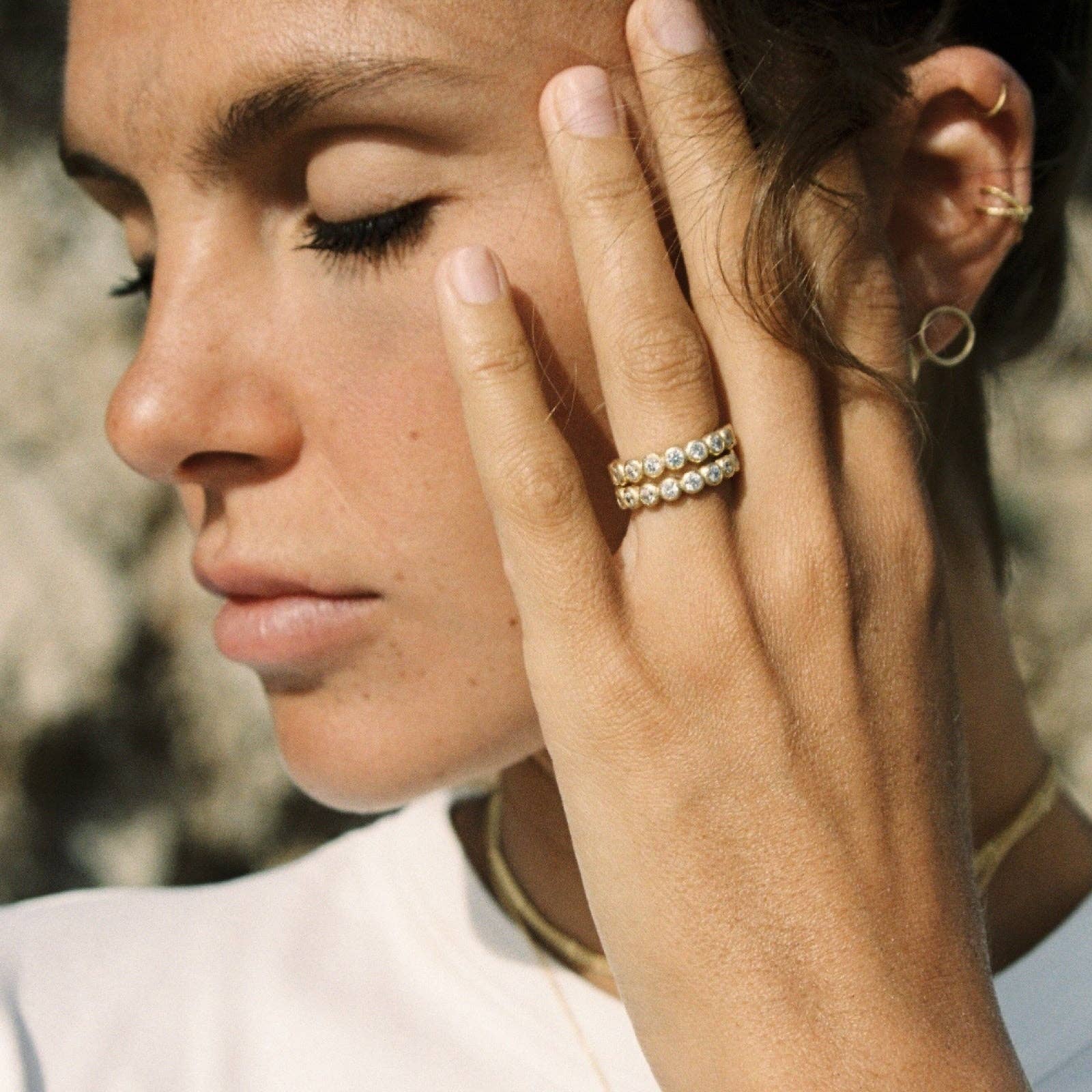 Anillo Amélia — Ajustable en oro satinado 24k — ROUCLÊ Maison Contemporaine