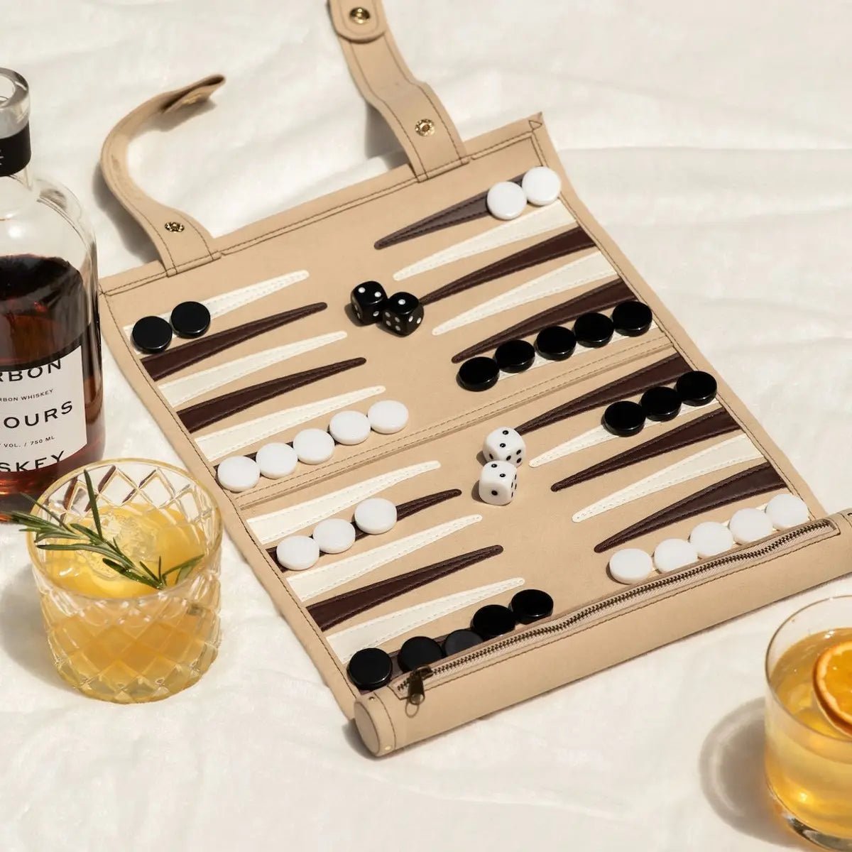 Backgammon de viaje en Alcantara – Settlers Club — ROUCLÊ Maison Contemporaine