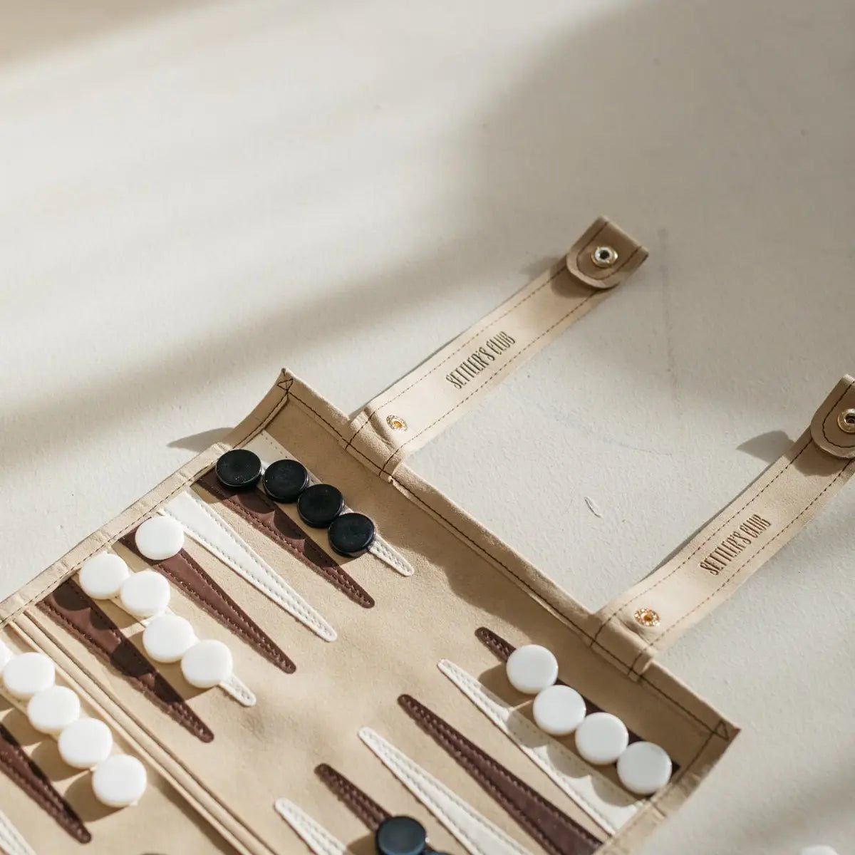 Backgammon de viaje en Alcantara – Settlers Club — ROUCLÊ Maison Contemporaine