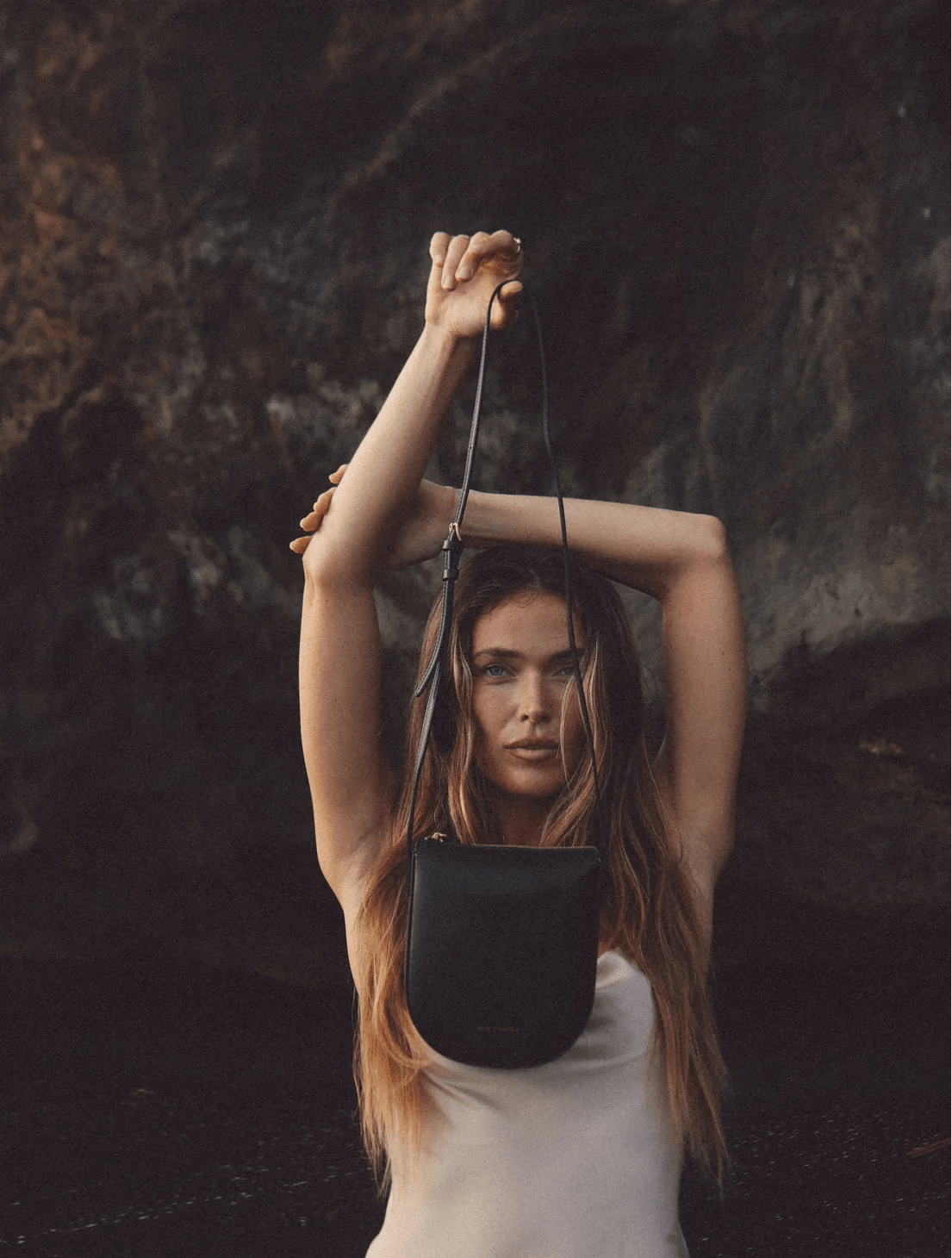 Bolso bandolera Eva — Piel vegana de manzana negra — ROUCLÊ Maison Contemporaine