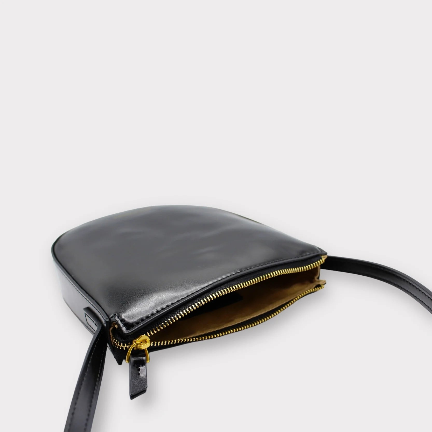 Bolso bandolera Eva — Piel vegana de manzana negra — ROUCLÊ Maison Contemporaine