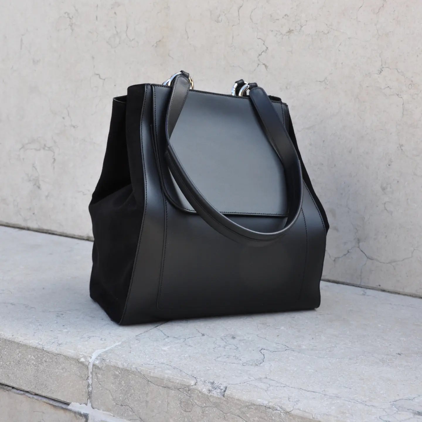 Bolso de piel negra — Detalles metálicos en plata — ROUCLÊ Maison Contemporaine