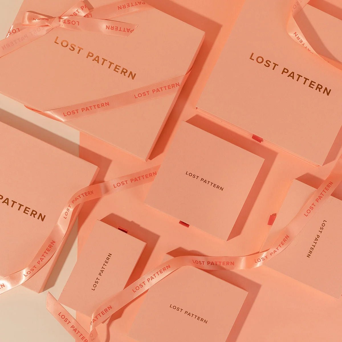 Carré de seda de morera — Lost Pattern NYC (tono champán) — ROUCLÊ Maison Contemporaine