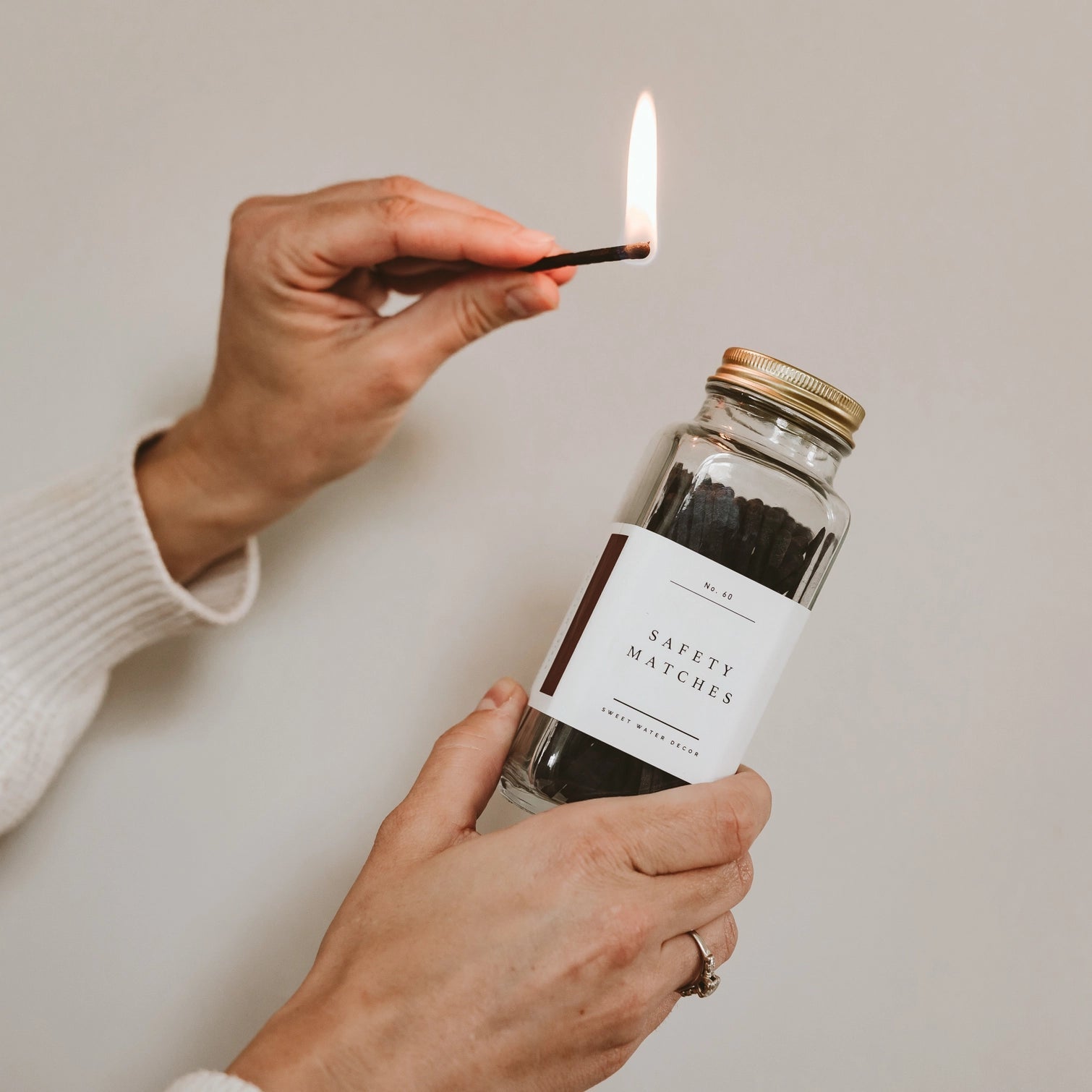 Cerillas negras en tarro de vidrio — Estilo vintage con tapa dorada — ROUCLÊ Maison Contemporaine