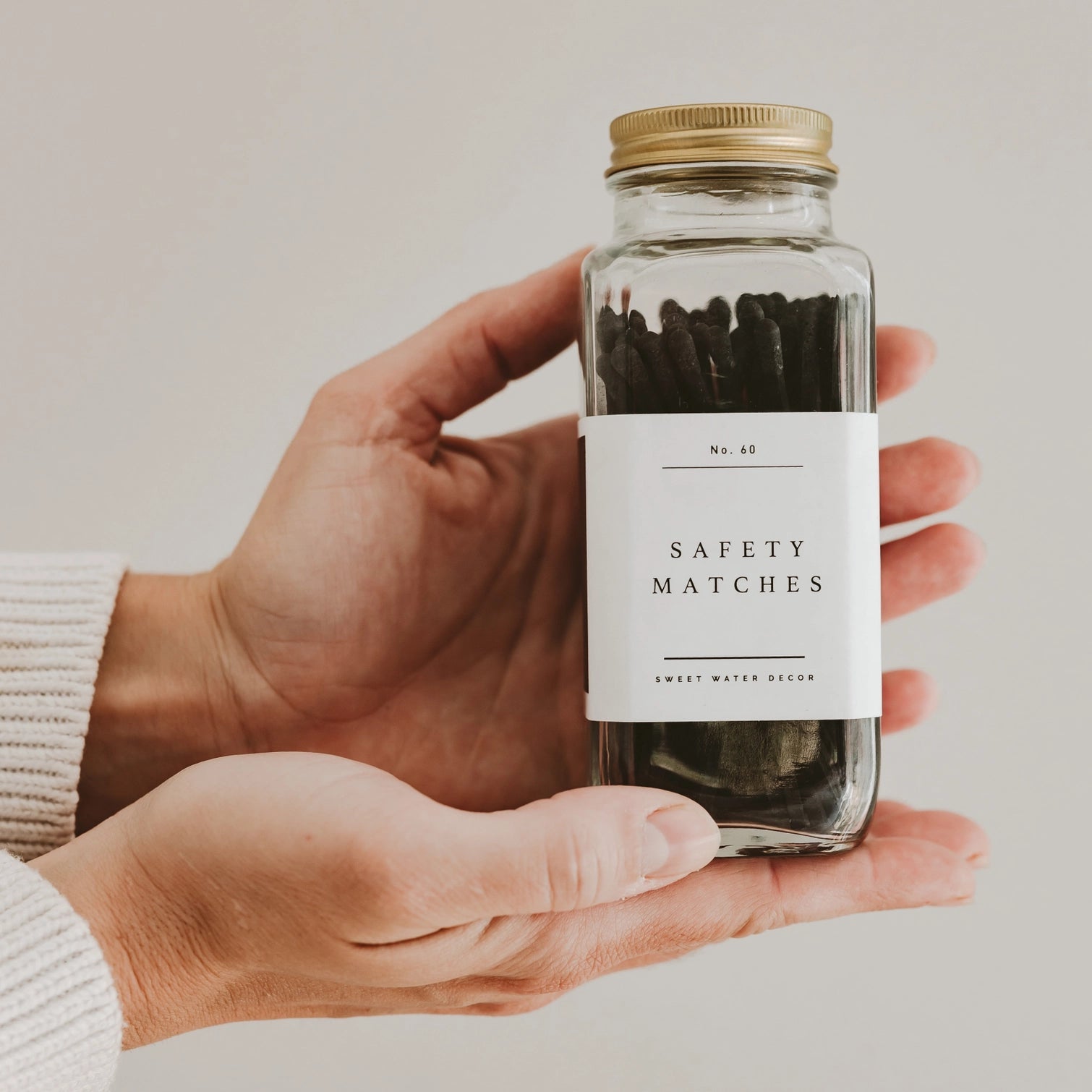 Cerillas negras en tarro de vidrio — Estilo vintage con tapa dorada — ROUCLÊ Maison Contemporaine
