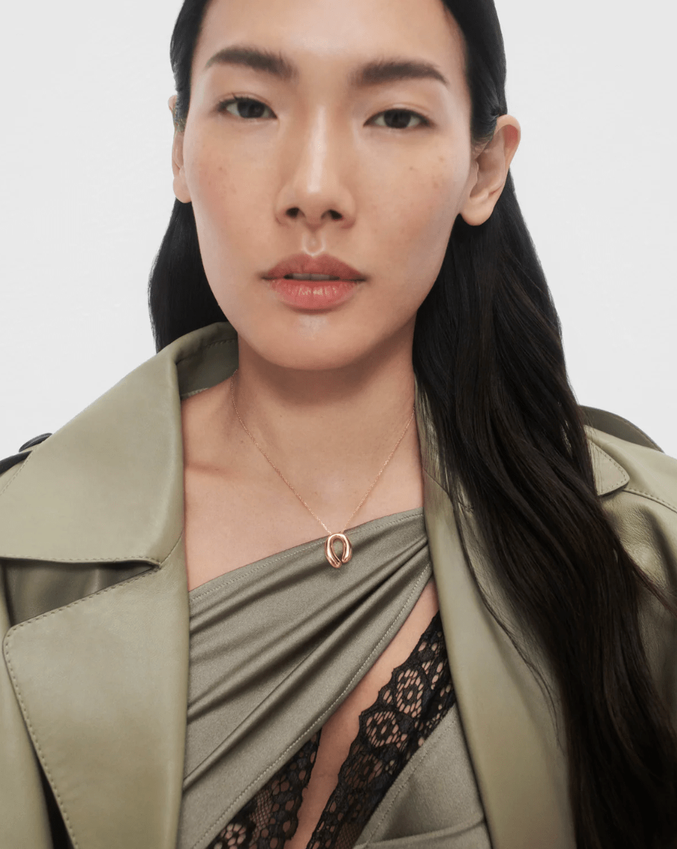 Colgante Helix — Gota curvada en plata reciclada con baño de oro 18k — ROUCLÊ Maison Contemporaine