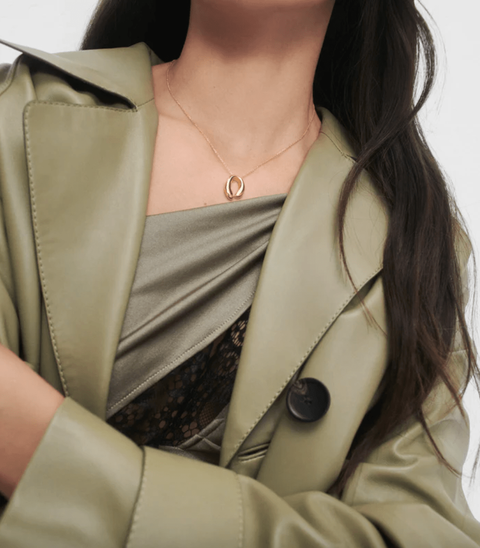 Colgante Helix — Gota curvada en plata reciclada con baño de oro 18k — ROUCLÊ Maison Contemporaine