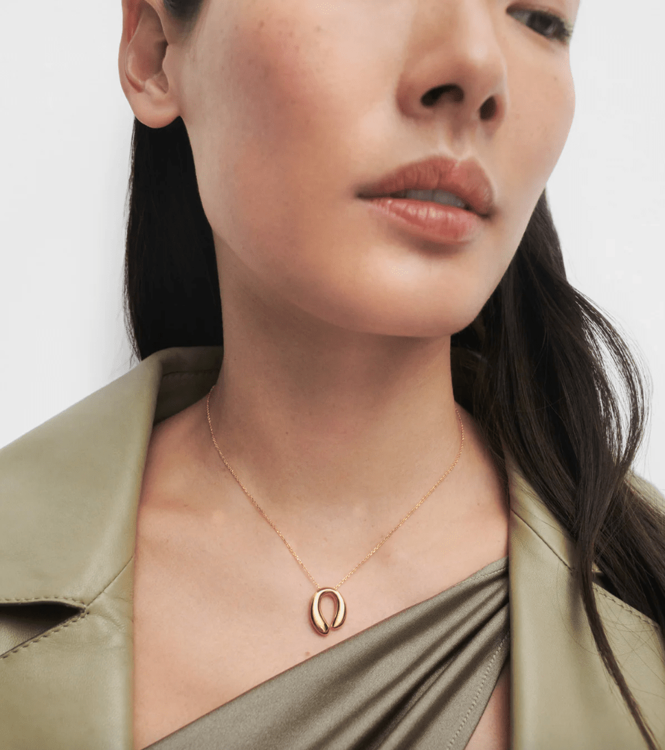 Colgante Helix — Gota curvada en plata reciclada con baño de oro 18k — ROUCLÊ Maison Contemporaine