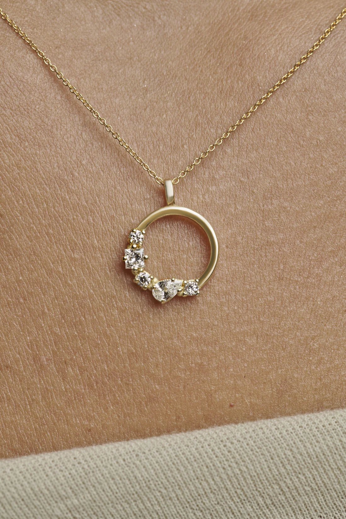 Collar Kaos — en oro 9K con composición de diamantes de laboratorio — ROUCLÊ Maison Contemporaine