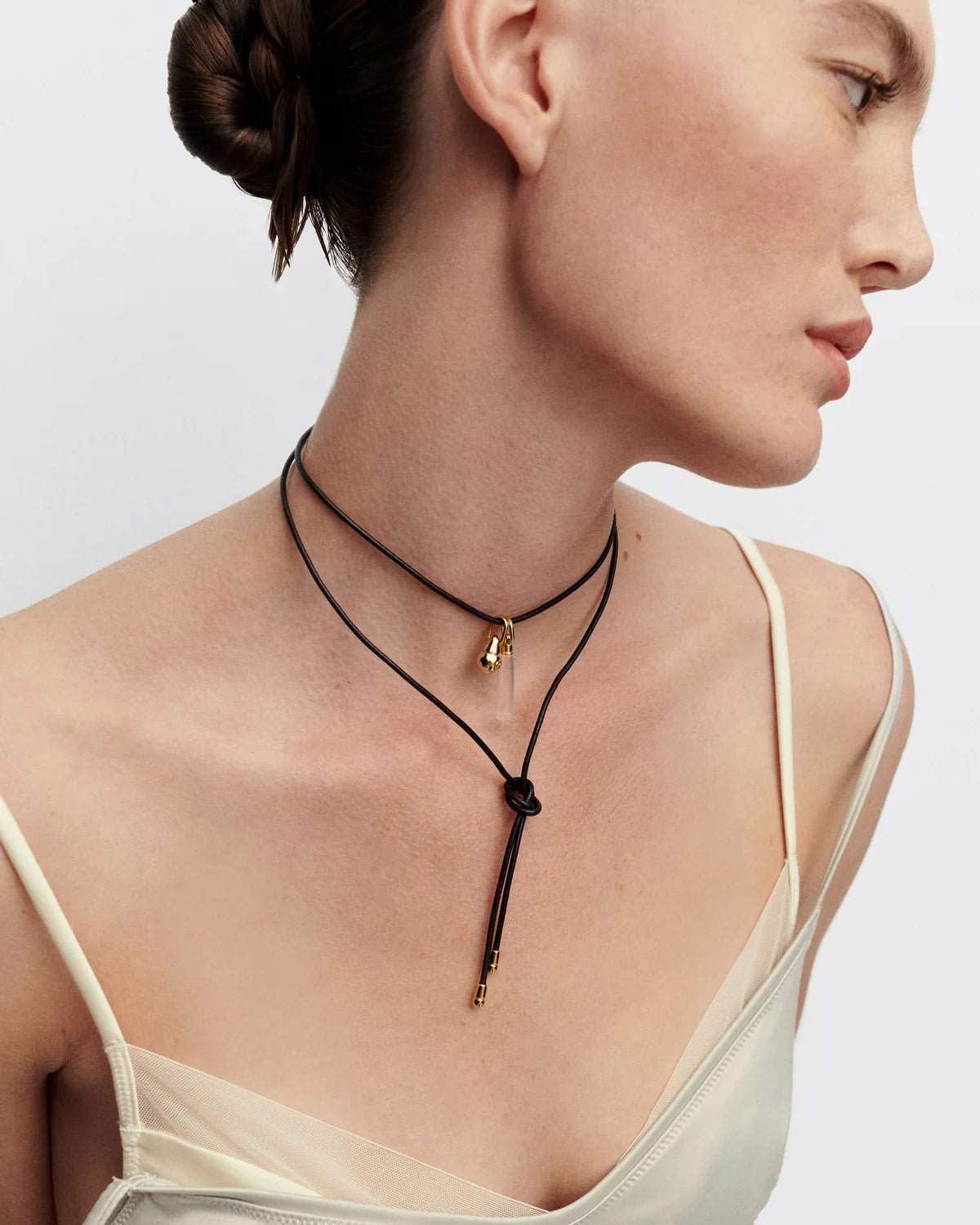 Collar lazo de cuero Dana — Cuero negro con baño de oro 18K — ROUCLÊ Maison Contemporaine