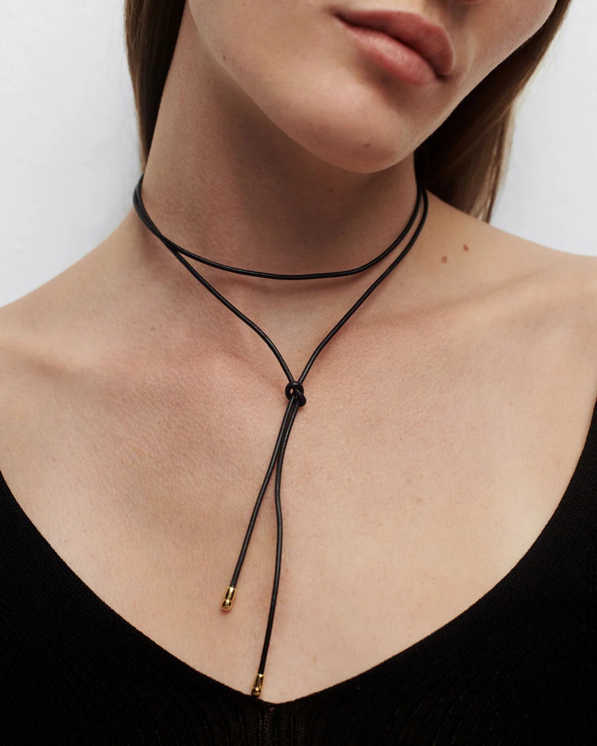 Collar lazo de cuero Dana — Cuero negro con baño de oro 18K — ROUCLÊ Maison Contemporaine