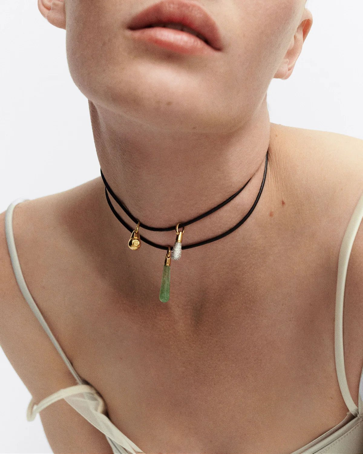 Collar lazo de cuero Dana — Cuero negro con baño de oro 18K — ROUCLÊ Maison Contemporaine