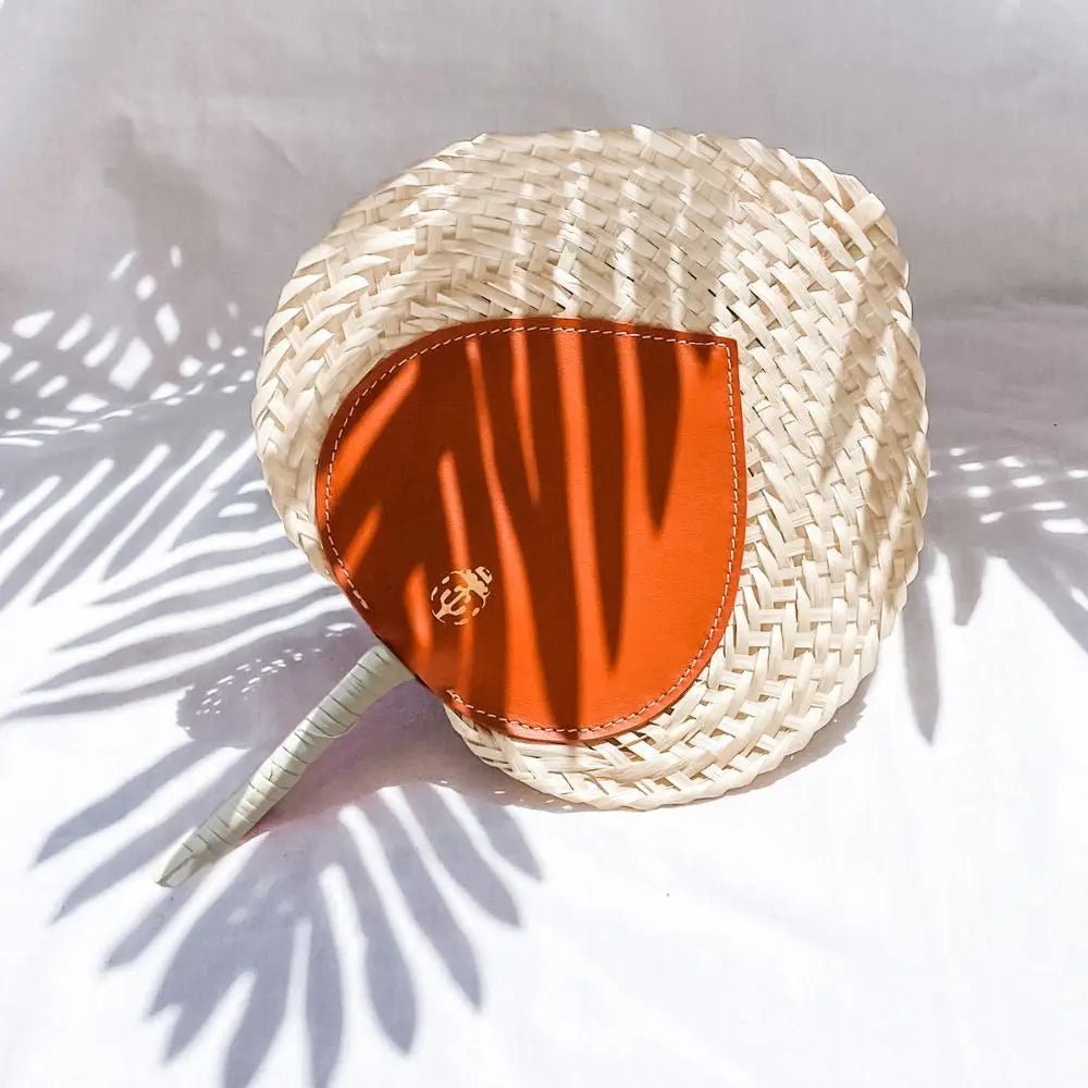 Éventail Sirocco — Abanico artesanal de bambú y cuero naranja — ROUCLÊ Maison Contemporaine