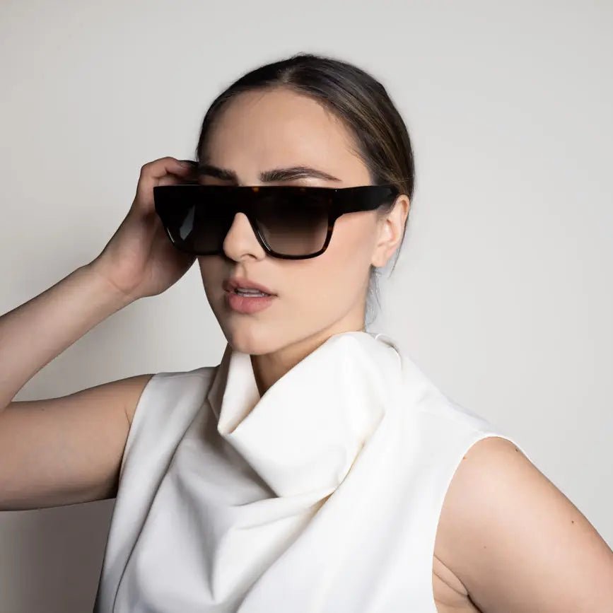 Gafas de sol BETTY — Rectangulares en acetato carey con lentes verdes desteñidas — ROUCLÊ Maison Contemporaine