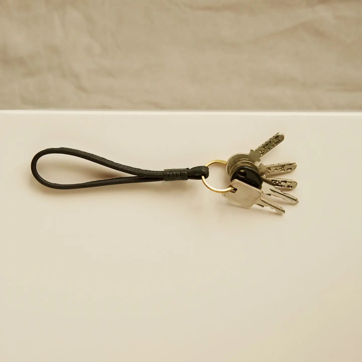 Llavero negro — Piel curtida vegetal — ROUCLÊ Maison Contemporaine