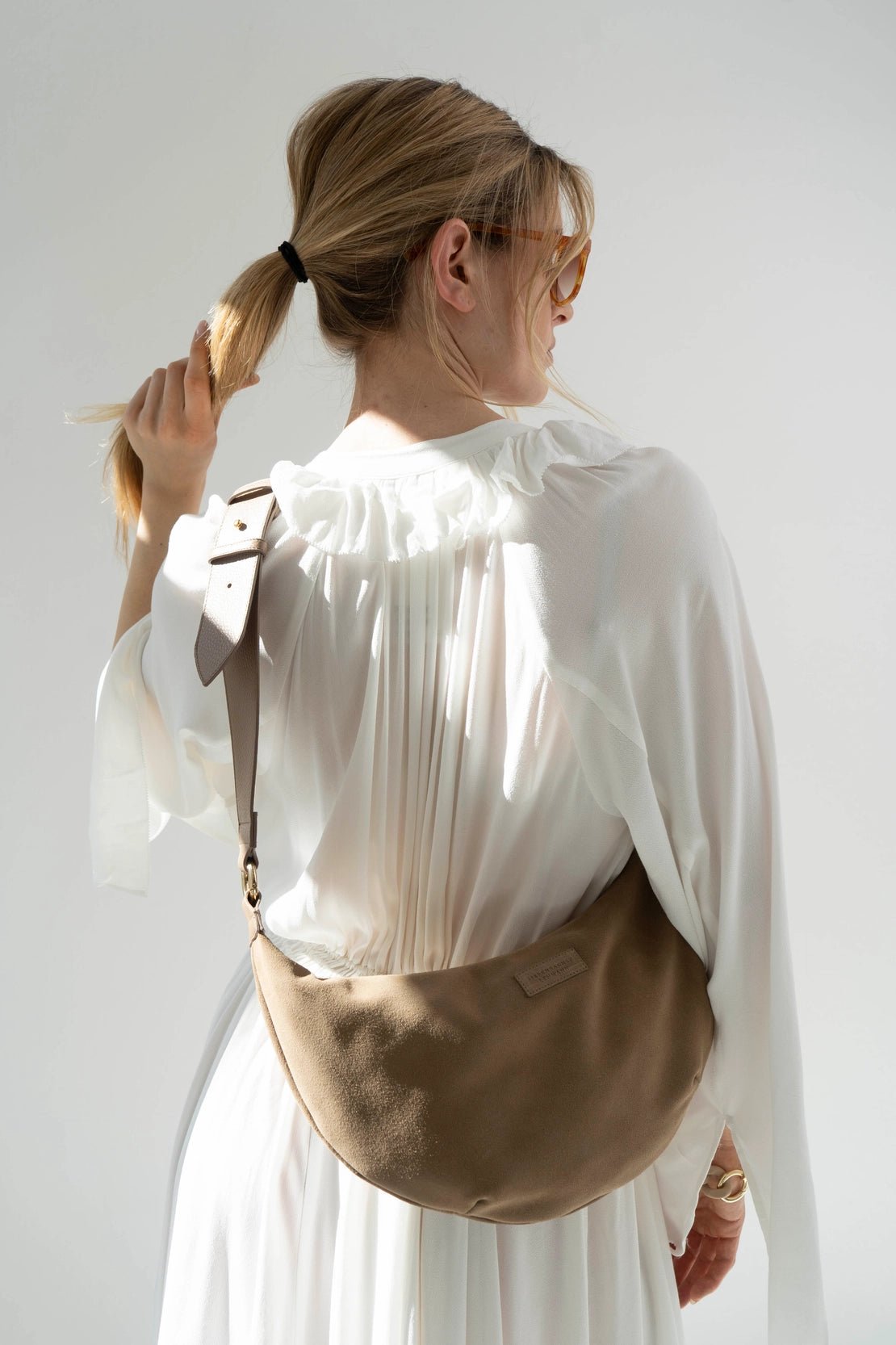 Moon Bag — Mousse de moca con anillo acrílico — ROUCLÊ Maison Contemporaine