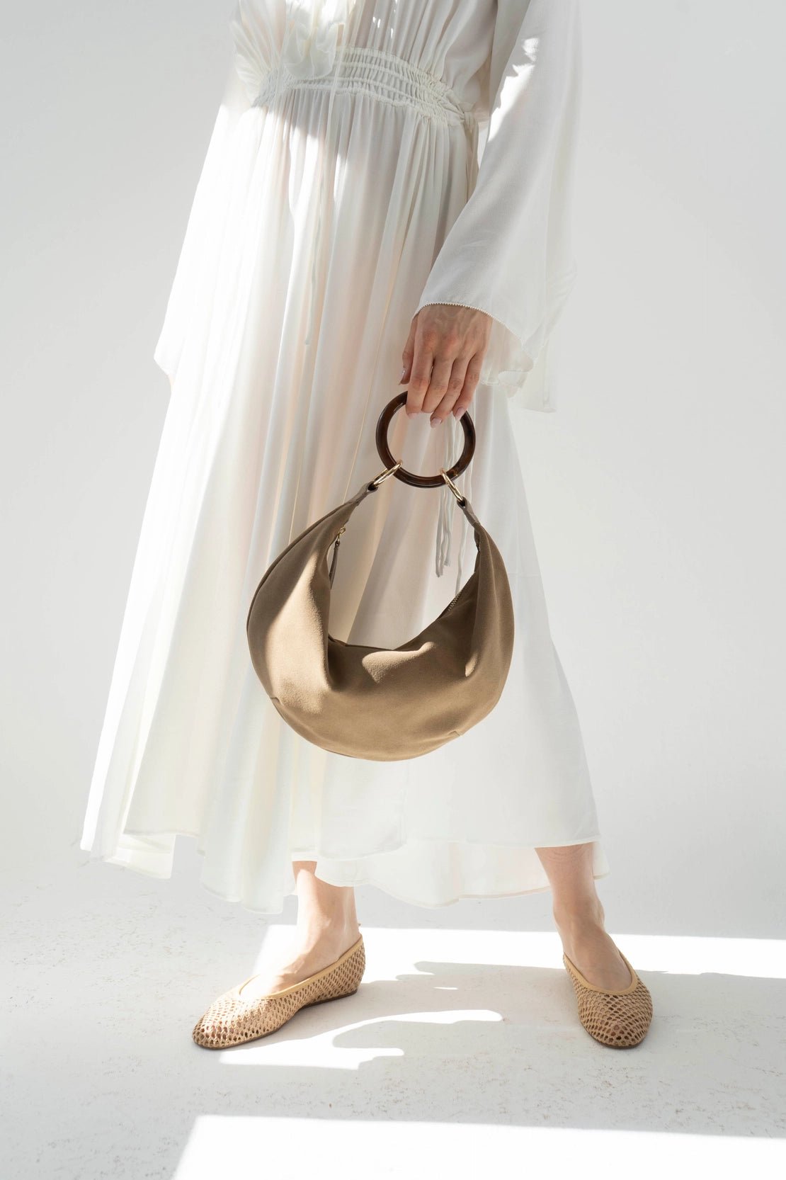 Moon Bag — Mousse de moca con anillo acrílico — ROUCLÊ Maison Contemporaine
