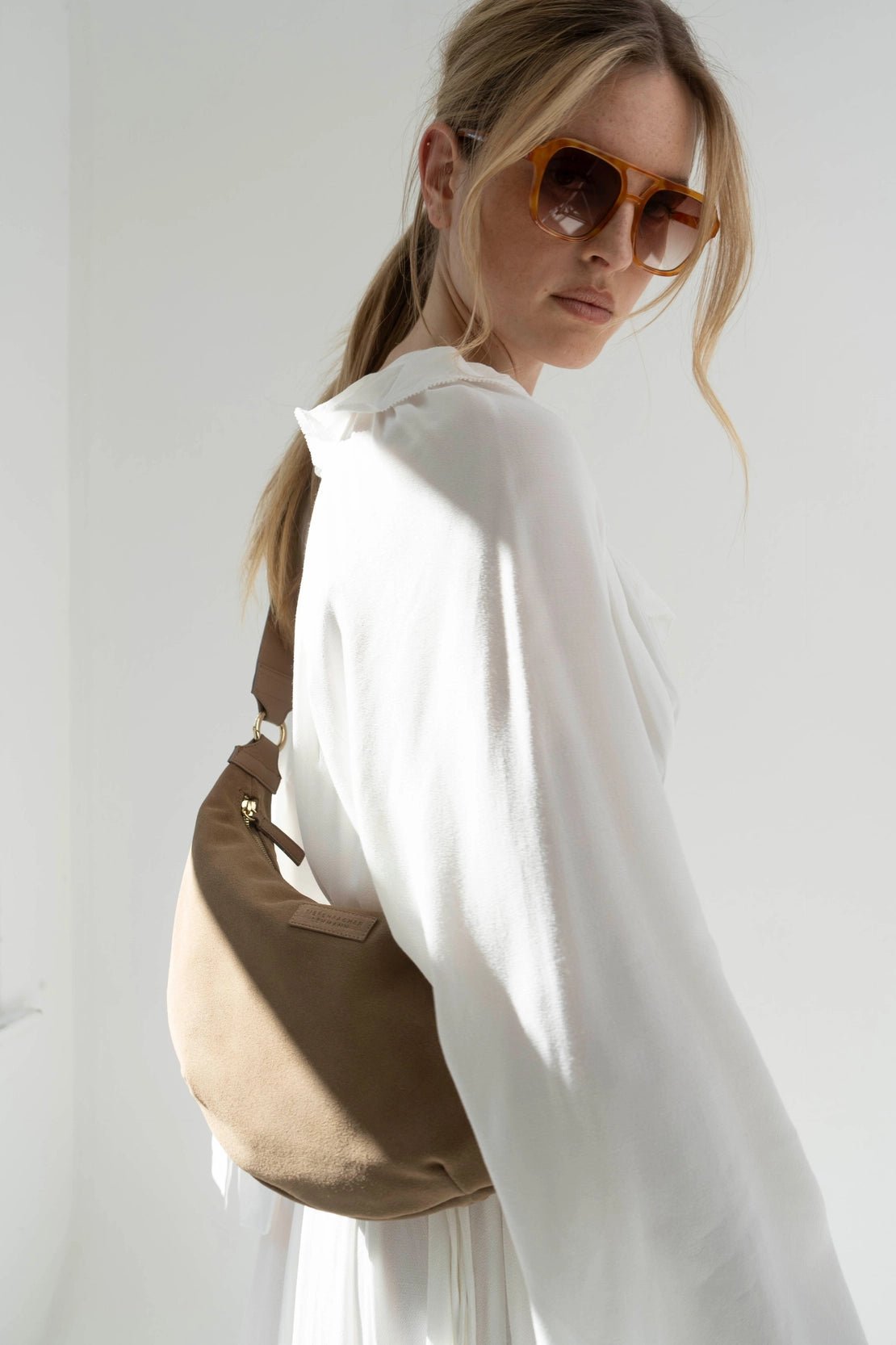 Moon Bag — Mousse de moca con anillo acrílico — ROUCLÊ Maison Contemporaine