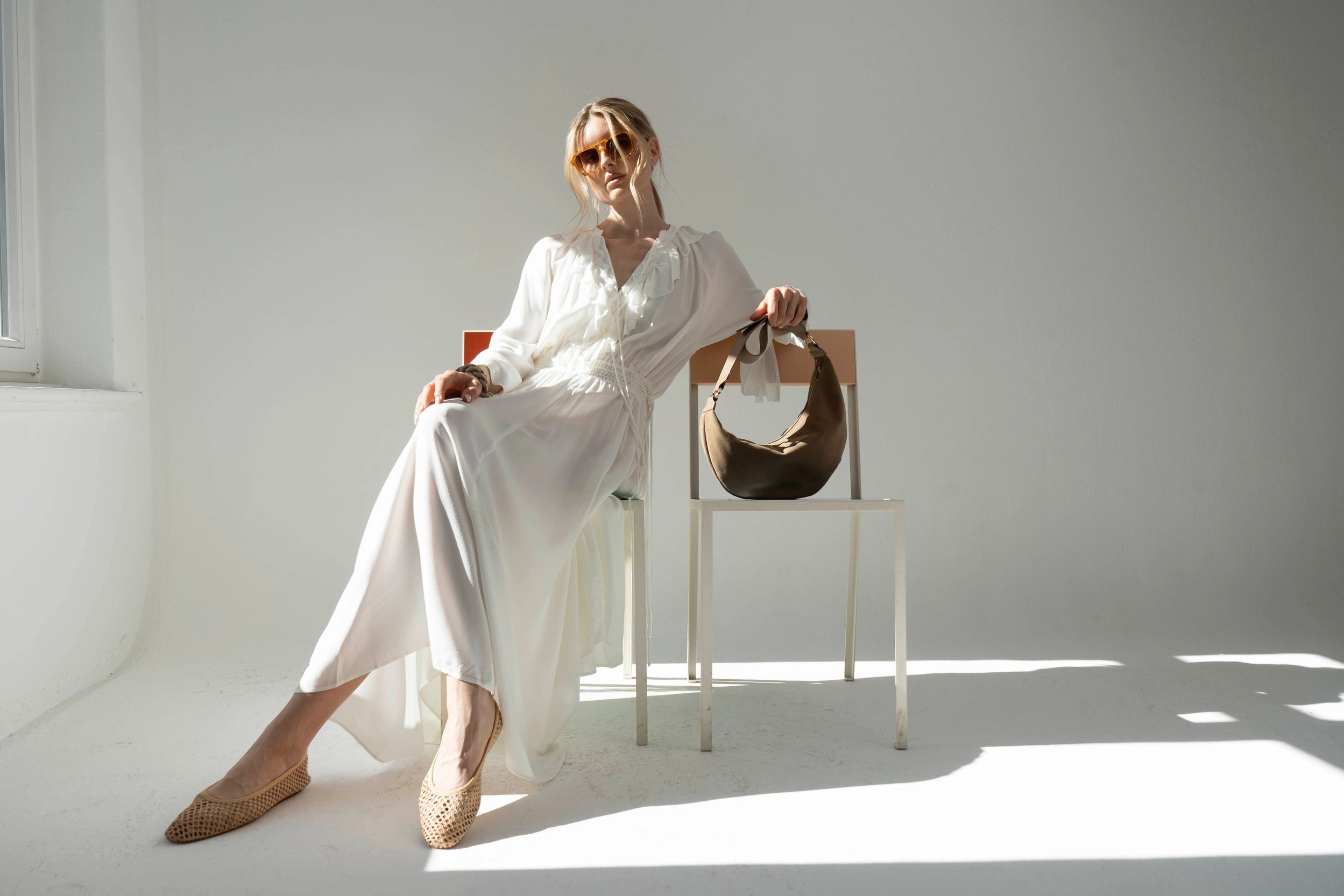 Moon Bag — Mousse de moca con anillo acrílico — ROUCLÊ Maison Contemporaine