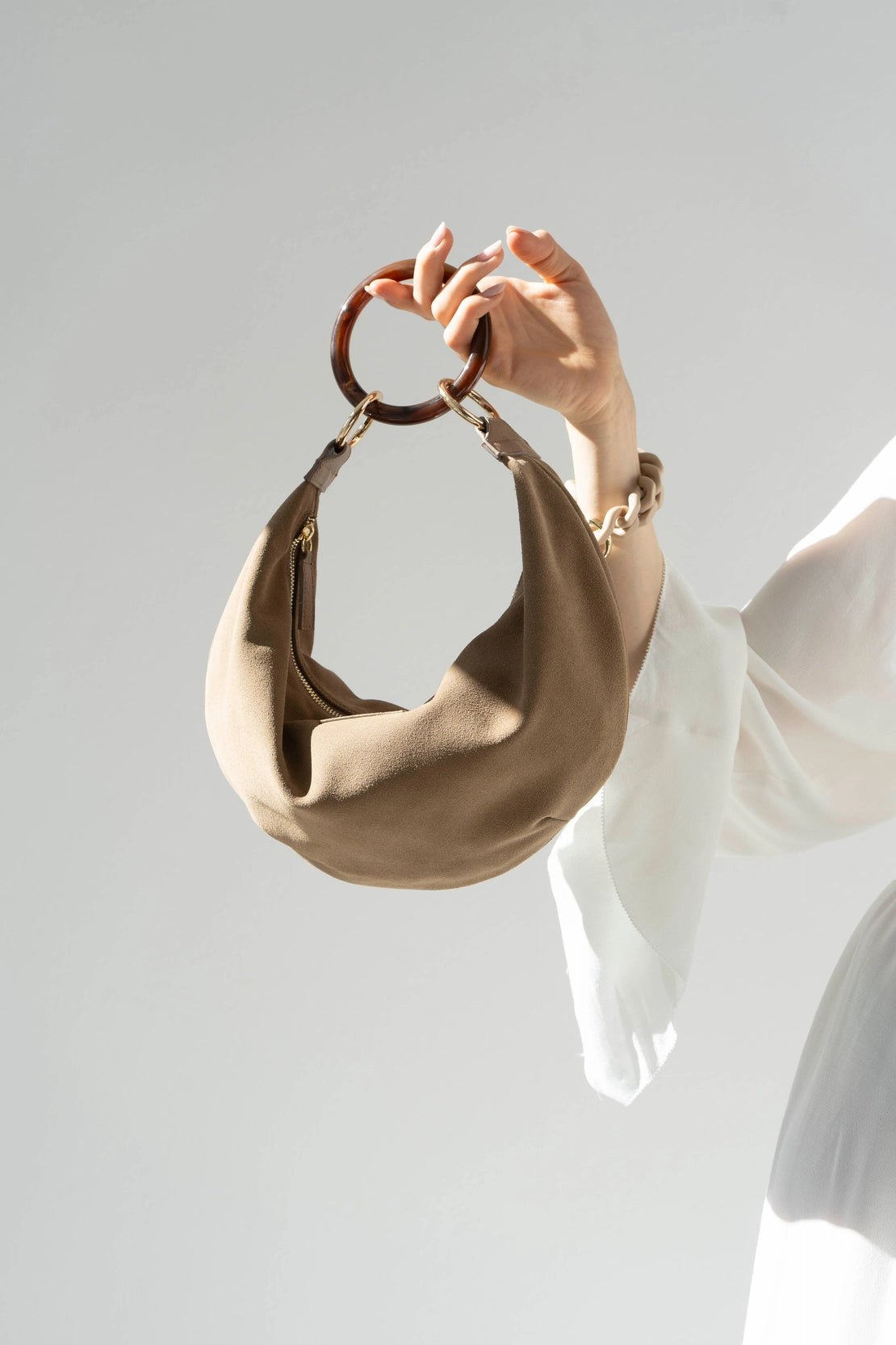 Moon Bag — Mousse de moca con anillo acrílico — ROUCLÊ Maison Contemporaine