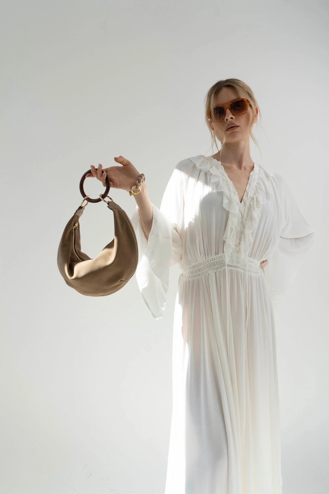 Moon Bag — Mousse de moca con anillo acrílico — ROUCLÊ Maison Contemporaine