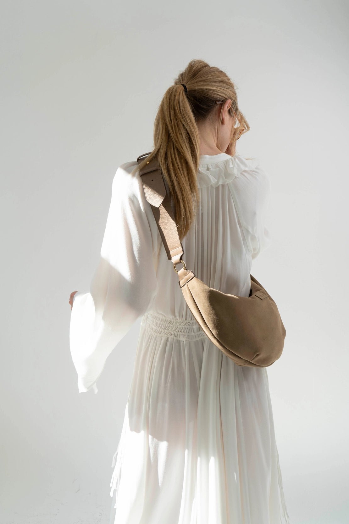 Moon Bag — Mousse de moca con anillo acrílico — ROUCLÊ Maison Contemporaine