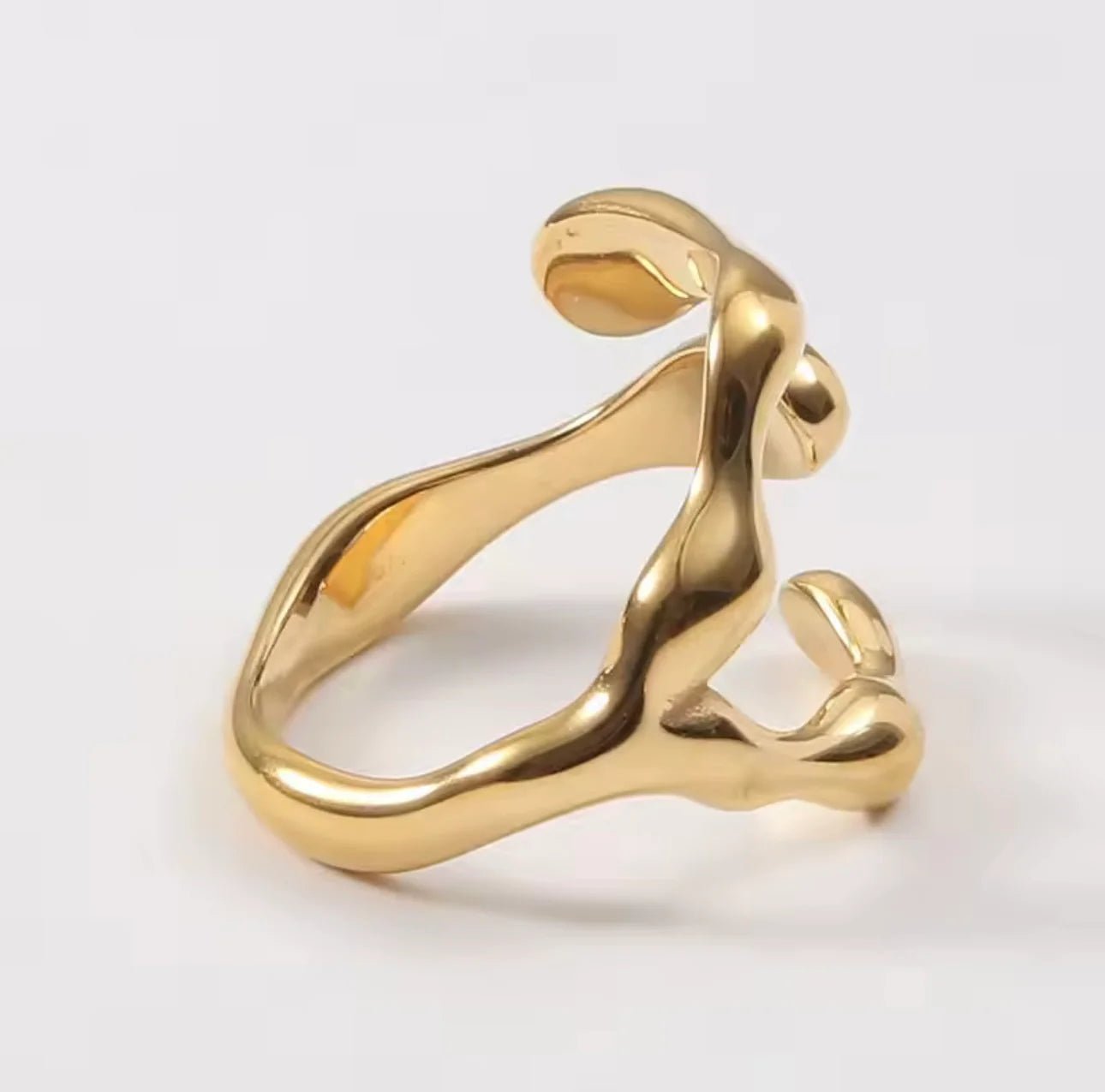 Mythos Flow — Anillo Escultural Dorado — ROUCLÊ Maison Contemporaine