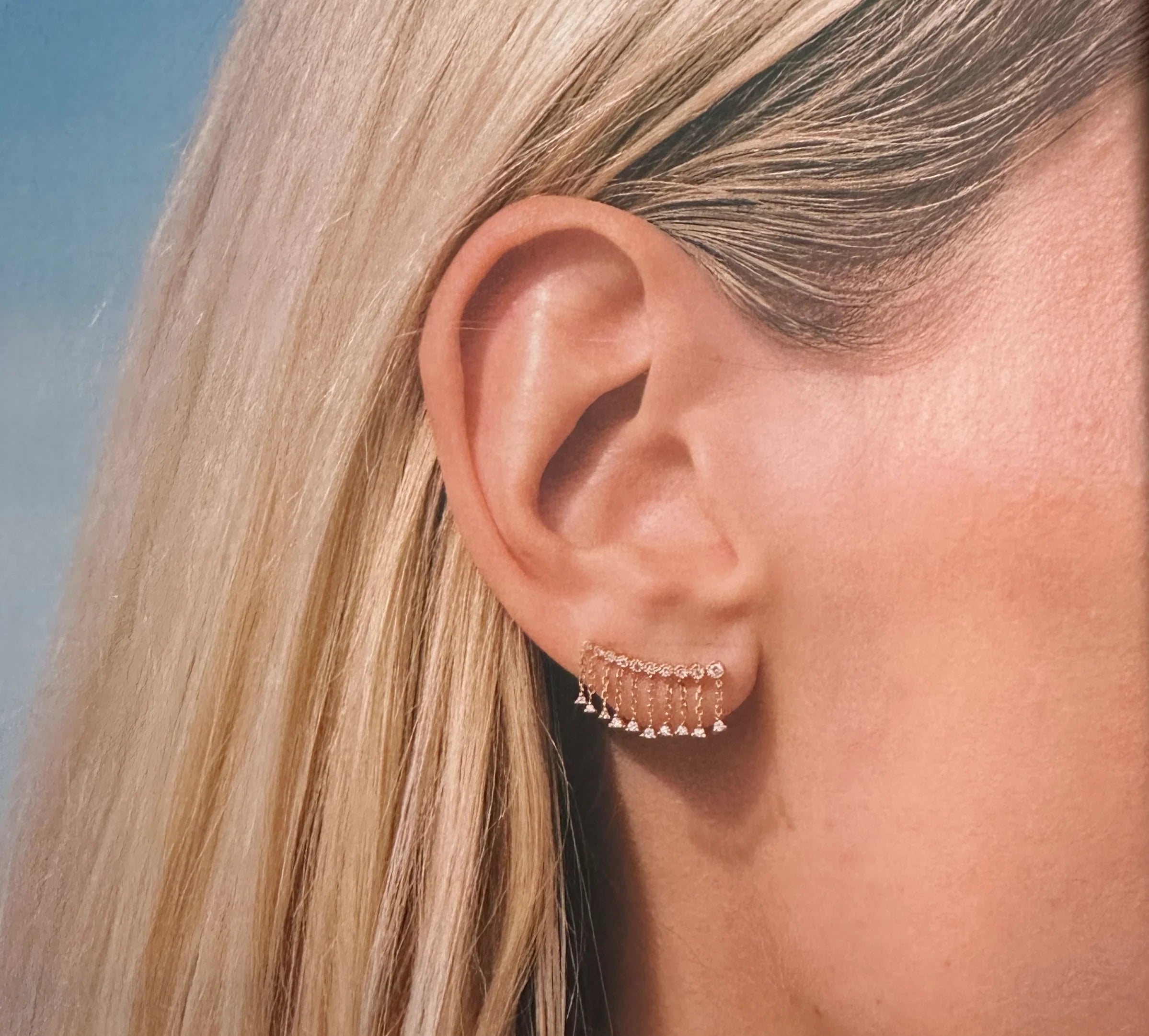 Pendiente Earcuff — oro 18K con diamantes y cadenitas — ROUCLÊ Maison Contemporaine