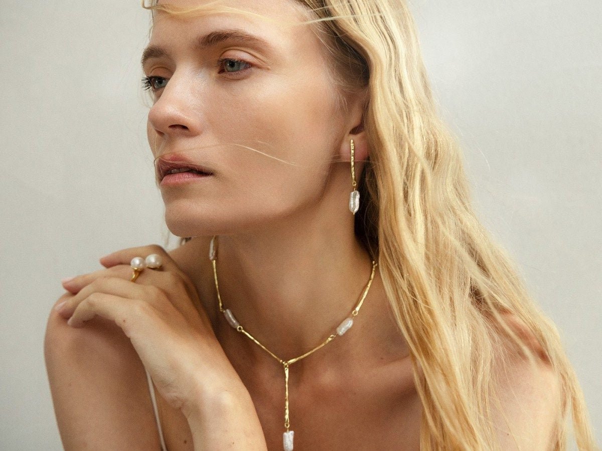 Pendientes asimétricos con perlas — Plata bañada en oro 18 kt — ROUCLÊ Maison Contemporaine