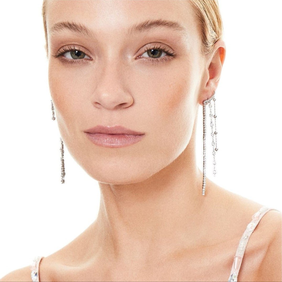 Pendientes ROUCLÊ “Éclats” en plata llevados por modelo — diseño largo, delicado y elegante con caída de cadenas