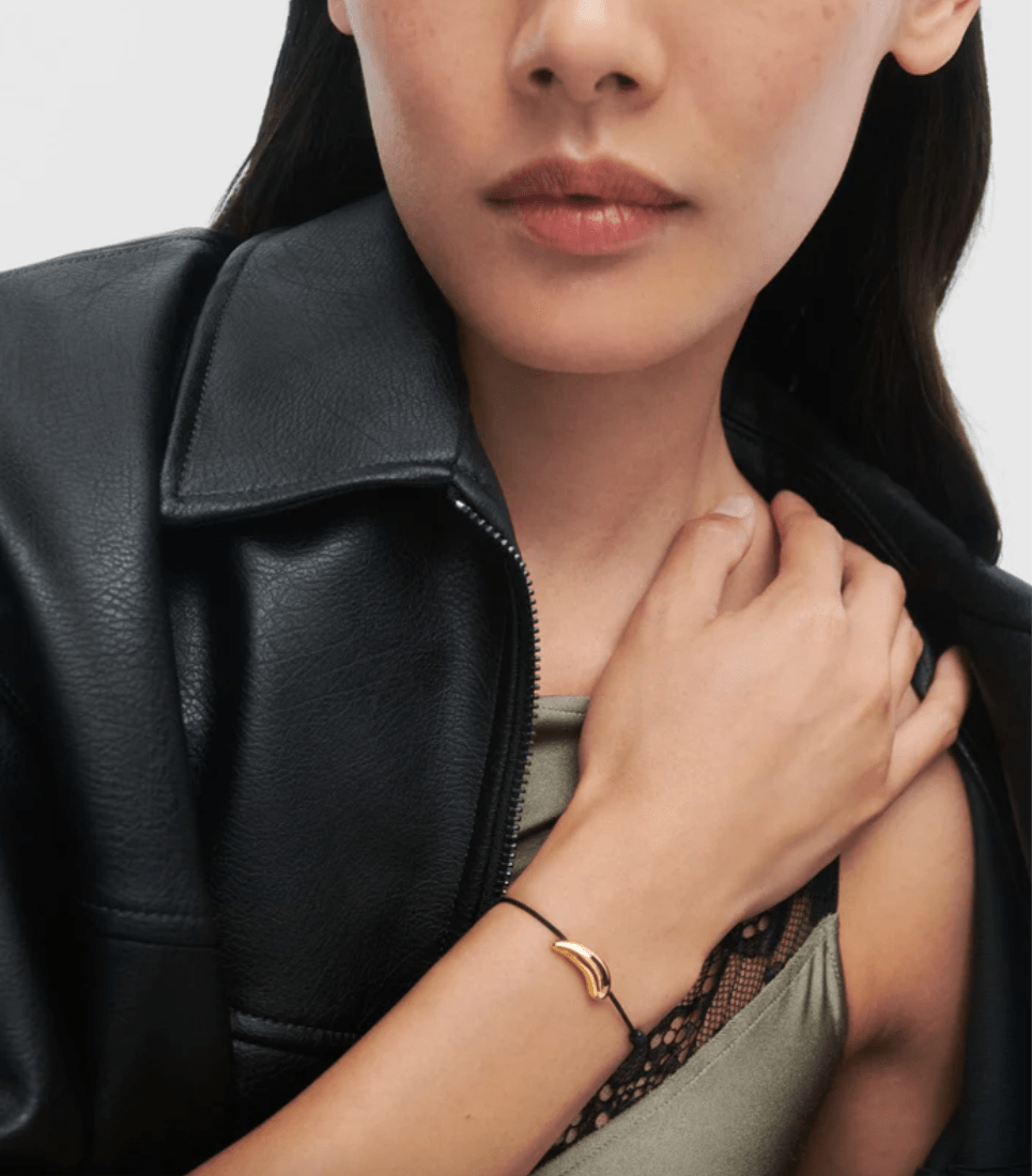 Pulsera de cordón Orbit — Gota dorada sobre hilo negro ajustable — ROUCLÊ Maison Contemporaine