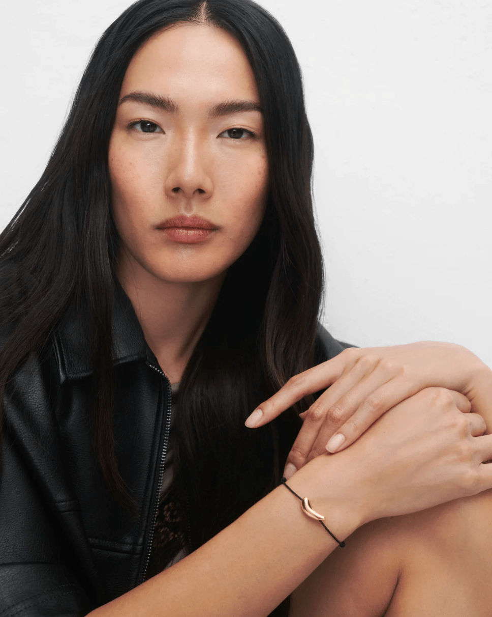 Pulsera de cordón Orbit — Gota dorada sobre hilo negro ajustable — ROUCLÊ Maison Contemporaine