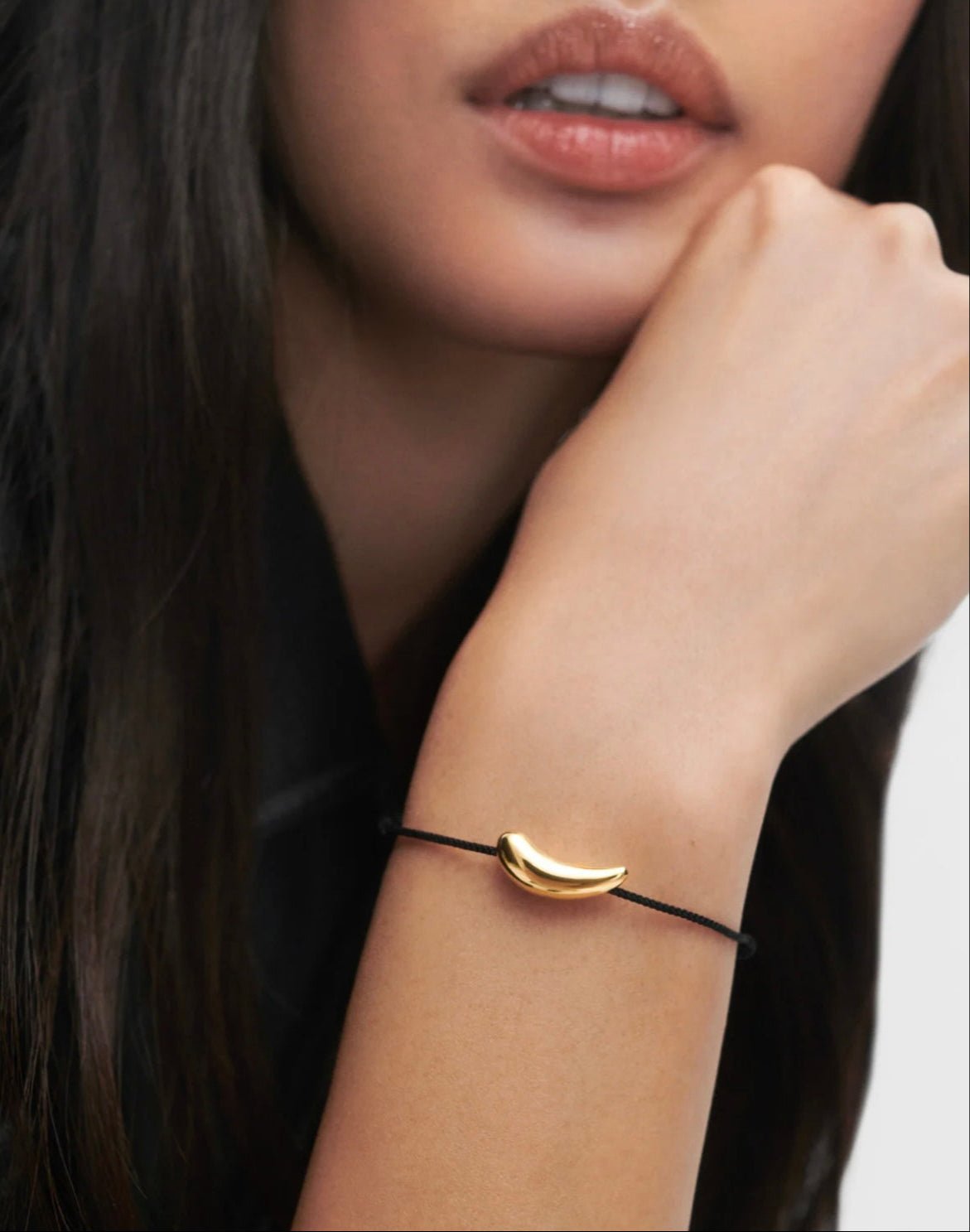 Pulsera de cordón Orbit — Gota dorada sobre hilo negro ajustable — ROUCLÊ Maison Contemporaine
