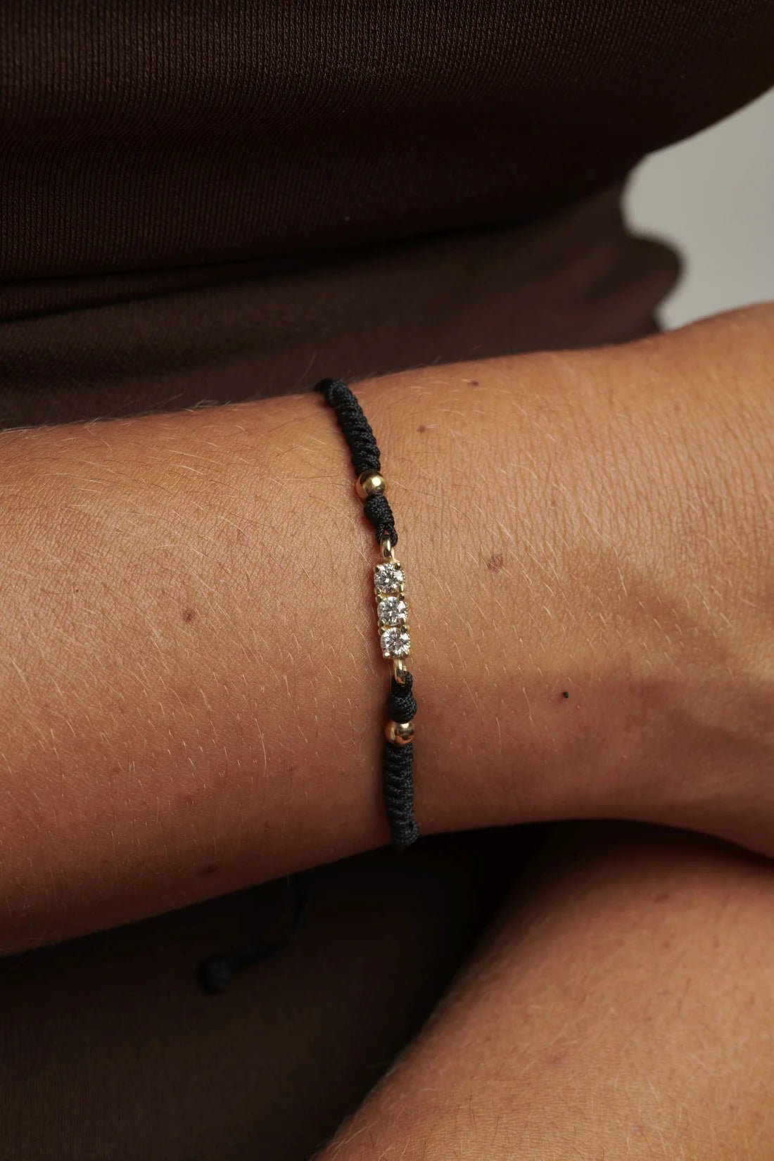 Pulsera Monolite — en oro 9K con diamantes lab y macramé — ROUCLÊ Maison Contemporaine