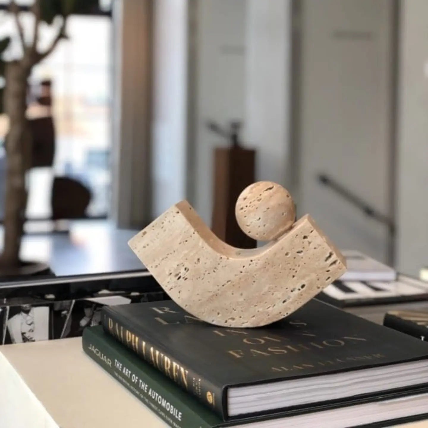 Sujetalibros Equi — Travertino beige — ROUCLÊ Maison Contemporaine