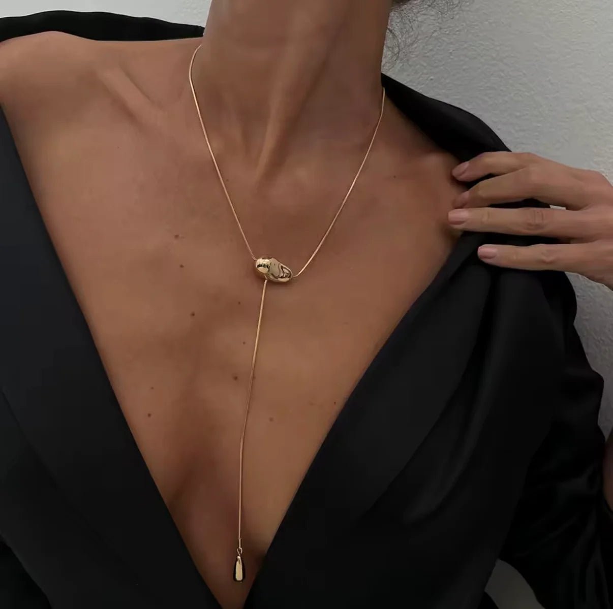 The Knot — Collar en tono dorado con caída escultórica — ROUCLÊ Maison Contemporaine