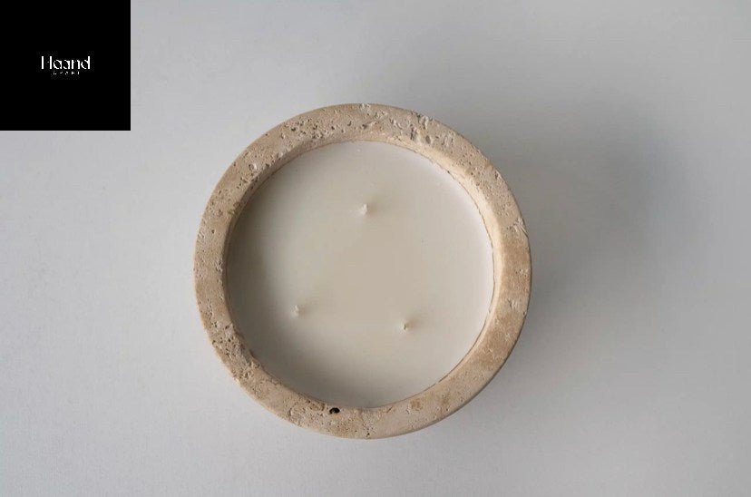 Vela escultórica Fua — Mármol travertino y cera de soja aromática (pequeña y grande) — ROUCLÊ Maison Contemporaine