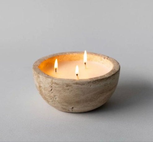 Vela escultórica Fua — Mármol travertino y cera de soja aromática (pequeña y grande) — ROUCLÊ Maison Contemporaine
