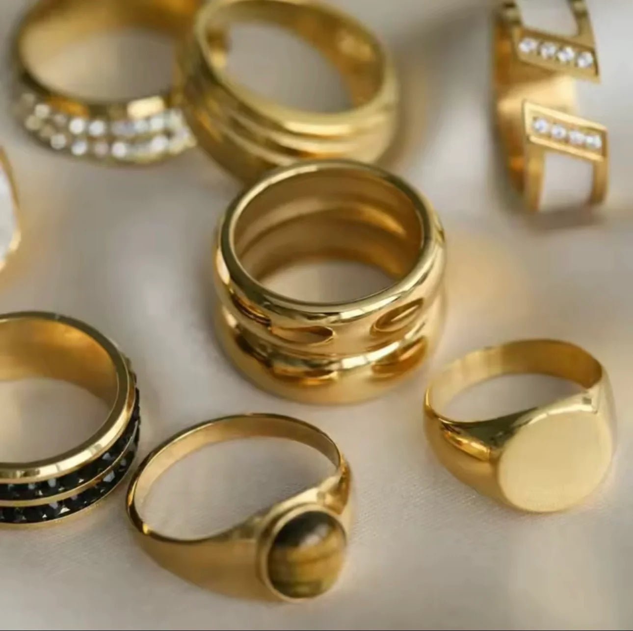 Achelous Band — Anillo escultural dorado — ROUCLÊ Maison Contemporaine