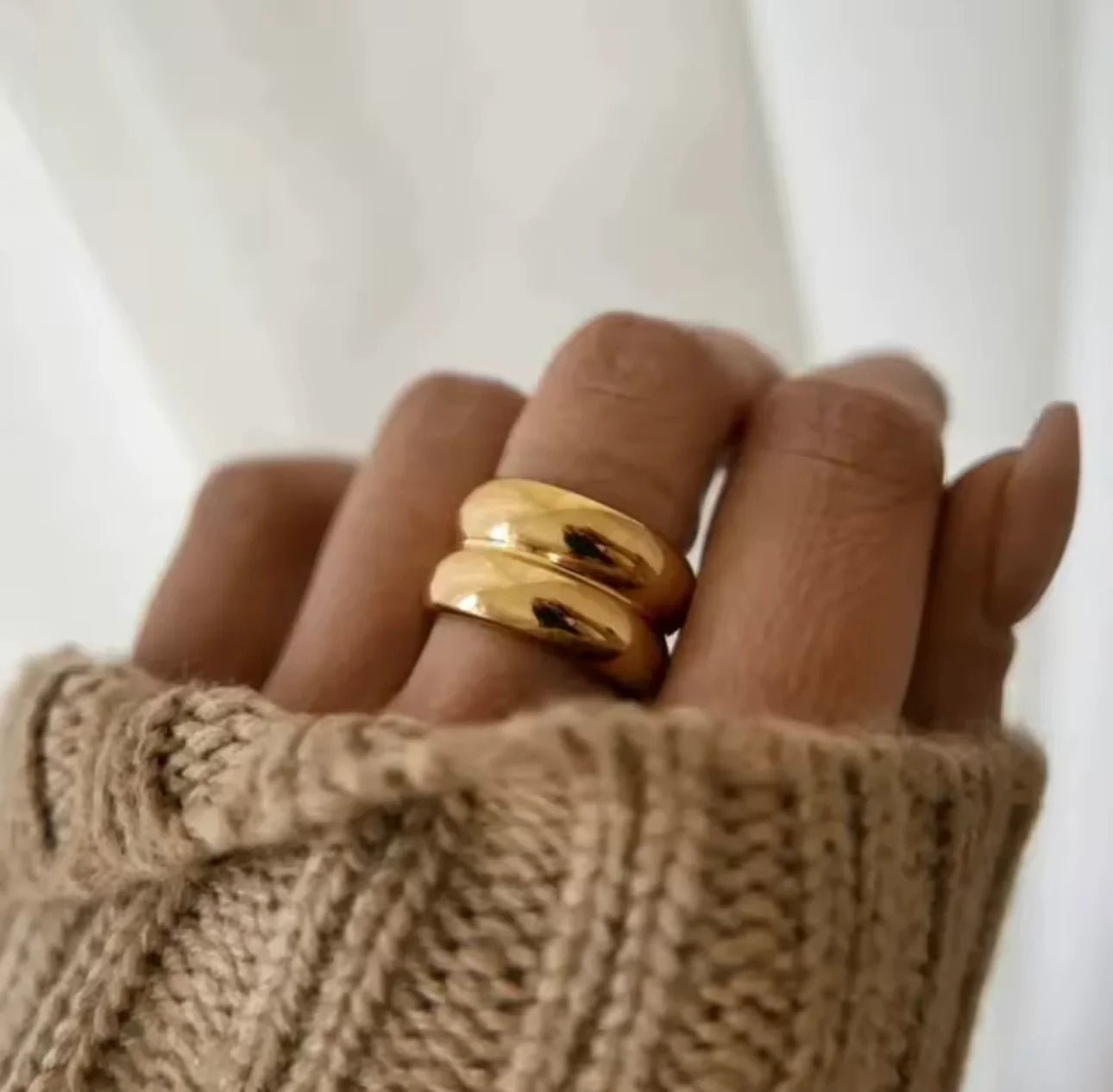Achelous Band — Anillo escultural dorado — ROUCLÊ Maison Contemporaine