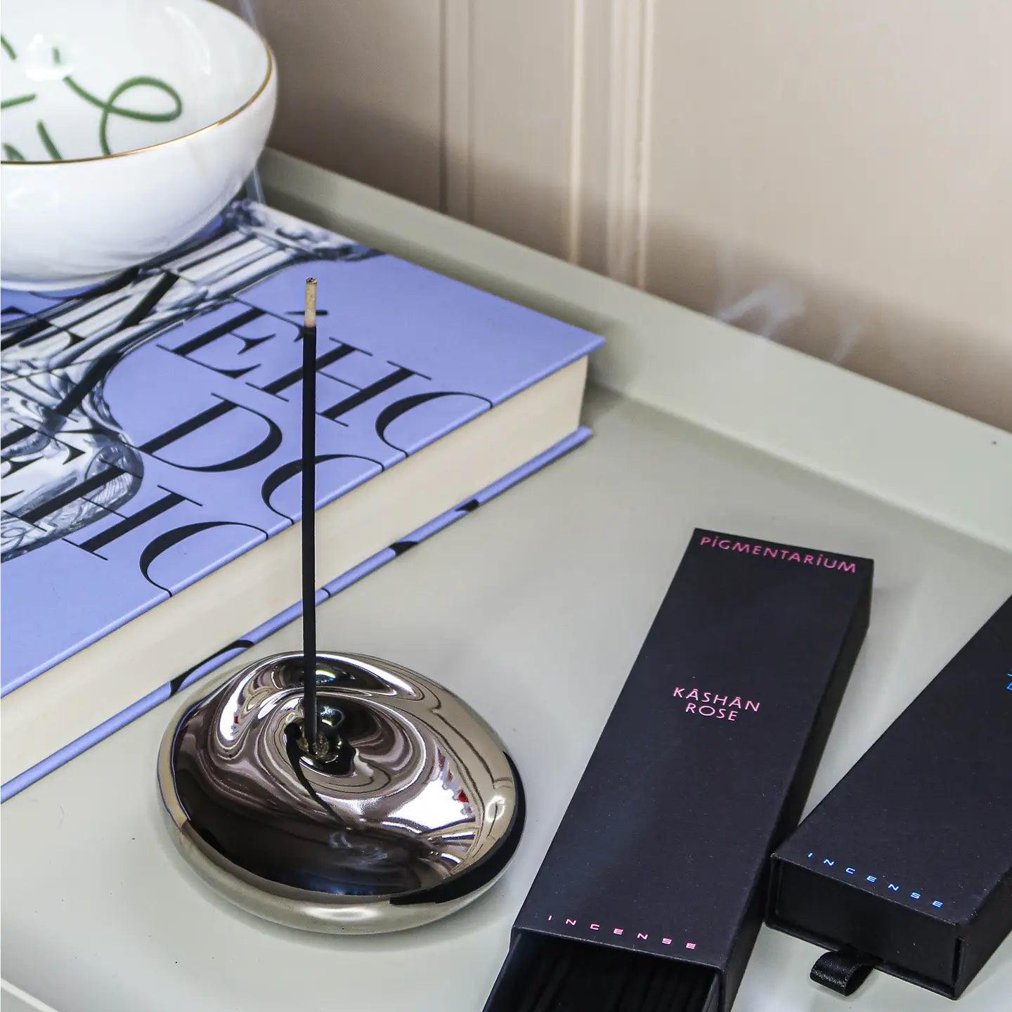 Altar Platinum Wave — Portaincienso de porcelana platino — ROUCLÊ Maison Contemporaine