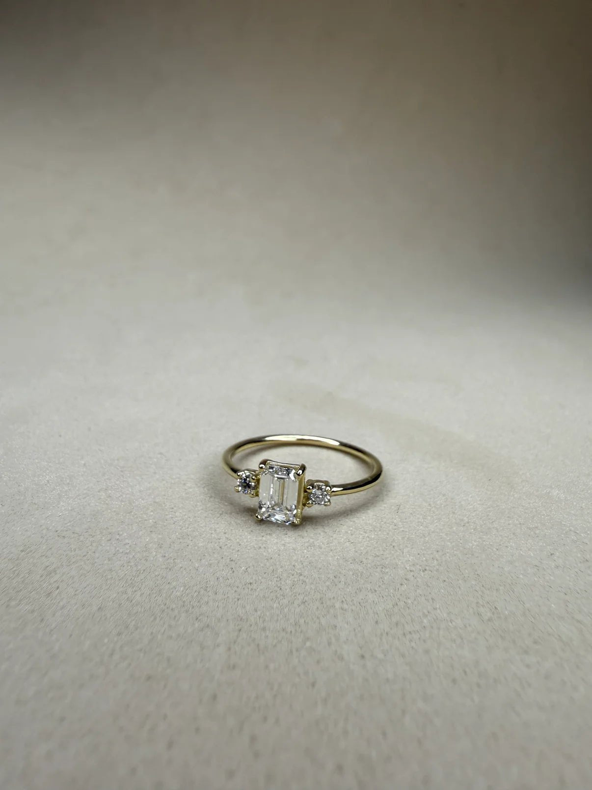 Anillo Silka — en oro 9K con diamantes de laboratorio — ROUCLÊ Maison Contemporaine
