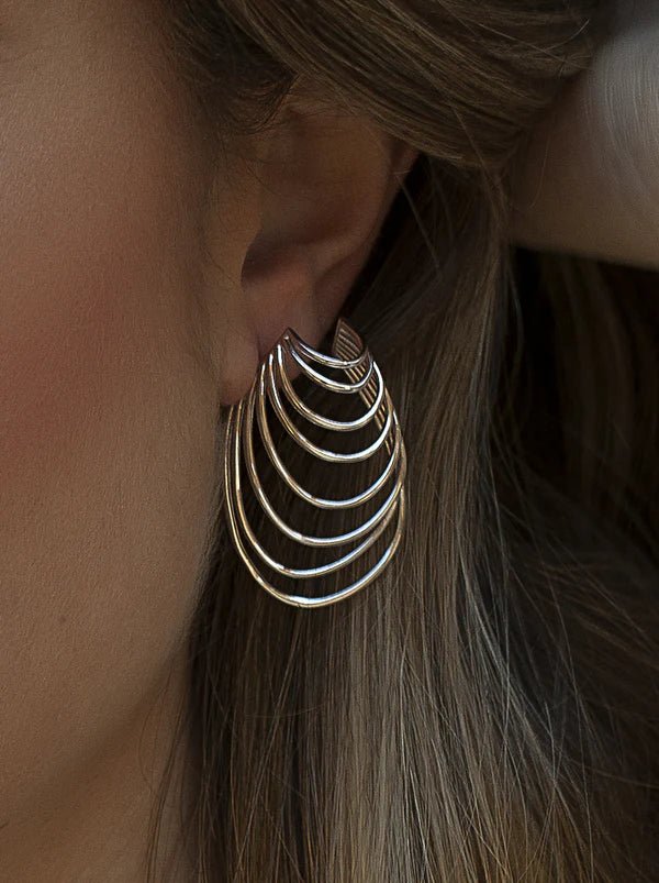 Aros Lignes — Pendientes de plata con diseño escultural abierto — ROUCLÊ Maison Contemporaine