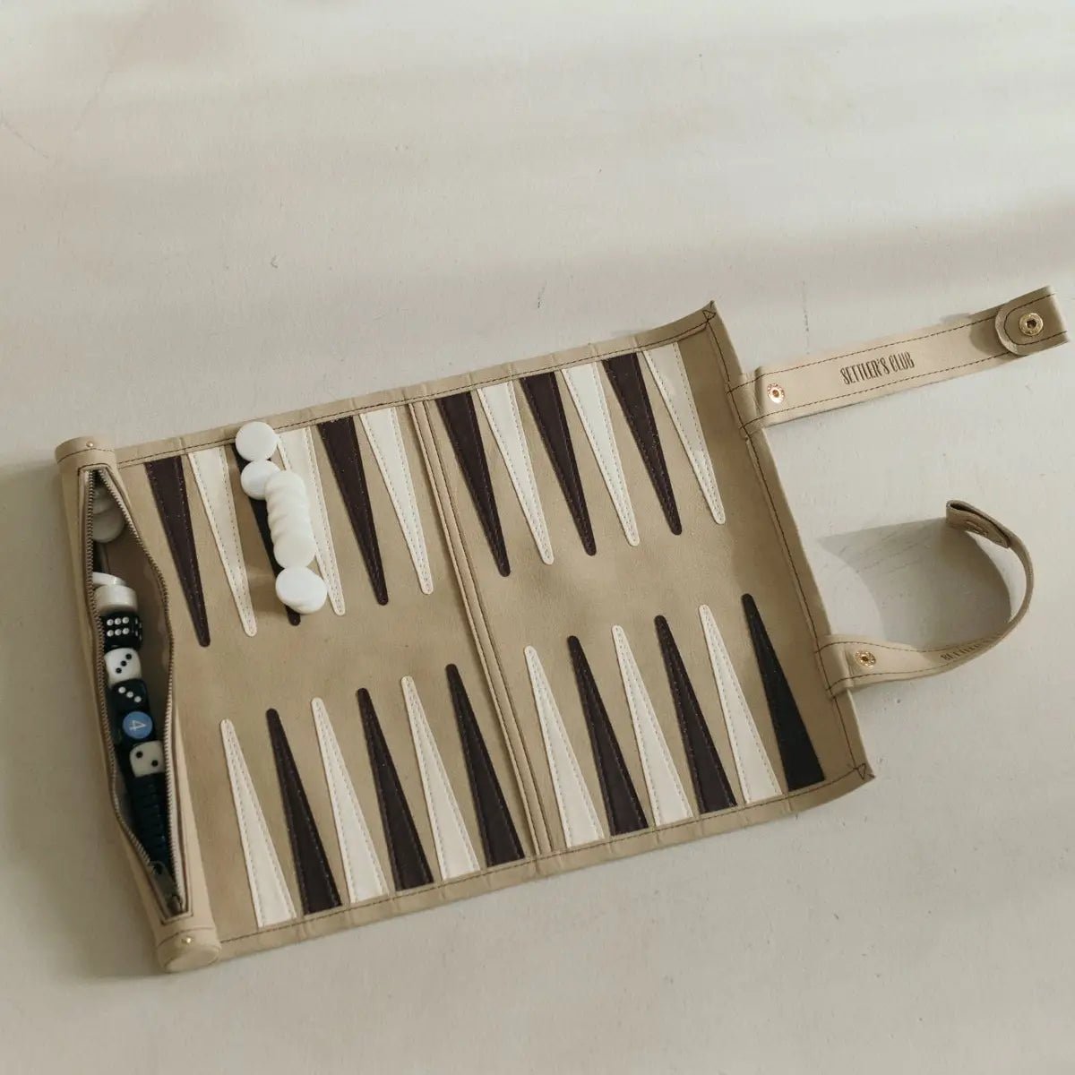 Backgammon de viaje en Alcantara – Settlers Club — ROUCLÊ Maison Contemporaine