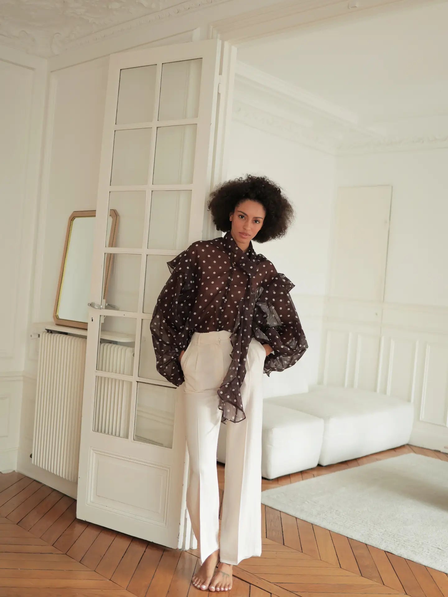 Blusa de lunares y volantes — Muselina marrón — ROUCLÊ Maison Contemporaine