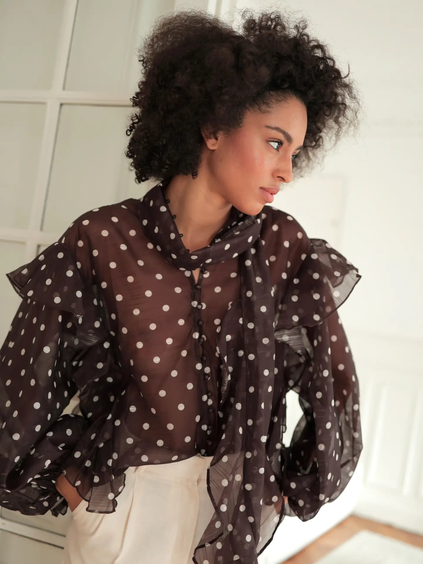 Blusa de lunares y volantes — Muselina marrón — ROUCLÊ Maison Contemporaine