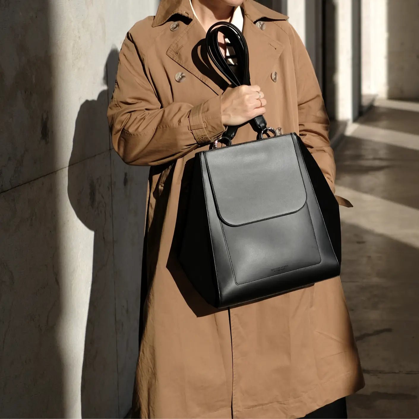 Bolso de piel negra — Detalles metálicos en plata — ROUCLÊ Maison Contemporaine
